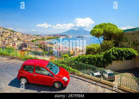 Napoli, Italia. Agosto 31, 2021. Vista sul Golfo di Napoli dal colle Posillipo con il Vesuvio sullo sfondo e una macchina rossa in foregrou Foto Stock