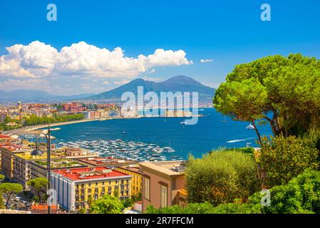 Napoli, Italia. Agosto 31, 2021. Vista sul Golfo di Napoli dalla collina di Posillipo con il Vesuvio sullo sfondo. Foto Stock