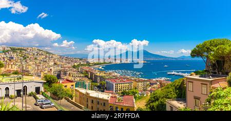 Napoli, Italia. Agosto 31, 2021. Vista sul Golfo di Napoli dalla collina di Posillipo con il Vesuvio sullo sfondo. Foto Stock