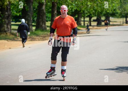 Londra, Regno Unito. 15 giugno 2023. UK Weather – Un rollerblader a Hyde Park durante la mini ondata di caldo. Si prevede che la temperatura salirà a 28C°C con il bel tempo che continuerà per i prossimi giorni prima che la pioggia arrivi la prossima settimana. Credit: Stephen Chung / Alamy Live News Foto Stock