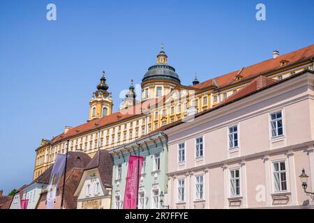 Abbazia di Melk da Rathausplatz, Melk, Austria Foto Stock