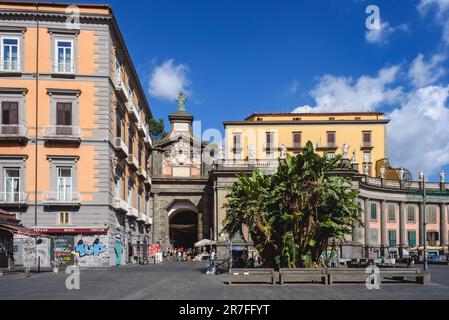 Napoli, Italia. Vista su Piazza Dante con l'antica porta di Port'Alba sulla sinistra. 2022-08-20. Foto Stock