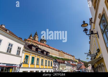 Abbazia di Melk dalle strade di Melk, Austria Foto Stock