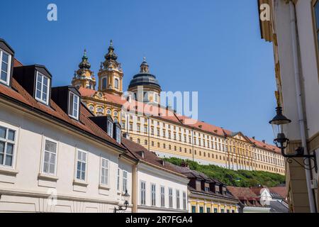 Abbazia di Melk dalle strade di Melk, Austria Foto Stock