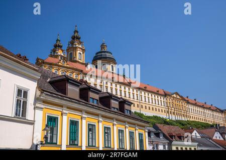 Abbazia di Melk dalle strade di Melk, Austria Foto Stock