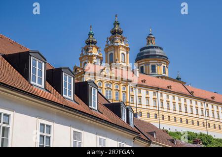 Abbazia di Melk dalle strade di Melk, Austria Foto Stock