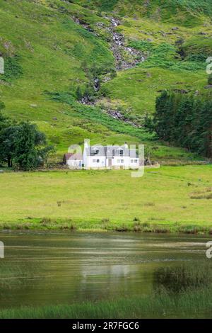 Lone casa scozzese nella valle di Glencoe, Highlands di Scozia, Regno Unito Foto Stock