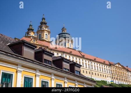 Abbazia di Melk dalle strade di Melk, Austria Foto Stock