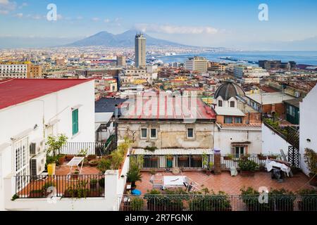 Napoli, Italia. Vista della città dall'alto, da corso Vittorio Emanuele. In lontananza il Vesuvio e il Porto di Napoli. Nel foregro Foto Stock
