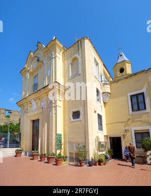 Napoli, Italia. Facciata esterna della Chiesa di Santa Maria del Faro in Marechiaro, Posillipo. Immagine verticale. 2023-04-23. Foto Stock