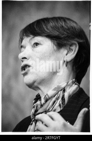 GLENDA JACKSON, ATTRICE, POLITICA, 1996: Attrice e politica Glenda Jackson, qui campagna per il New Labour come deputato dell'opposizione a Gabalfa, Cardiff, Galles, Regno Unito nel novembre 1996. Foto: Rob Watkins Foto Stock