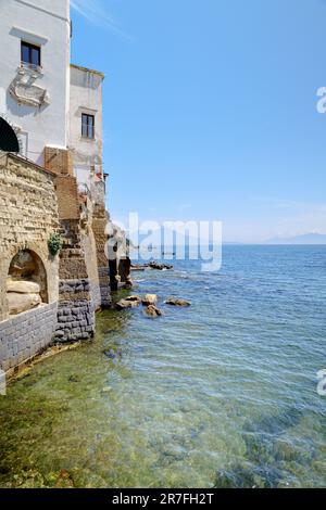 Napoli, Italia. Vista dal mare del borgo marinaro di Marechiaro a Posillipo, sul Vesuvio. Immagine verticale. 2023-04-23. Foto Stock