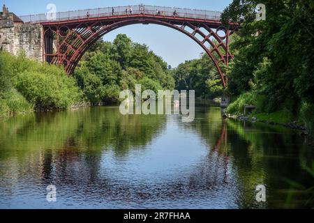 Ironbridge, 4th 2023 giugno: Il fiume Severn e il ponte di ferro Foto Stock