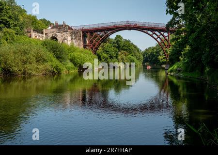 Ironbridge, 4th 2023 giugno: Il fiume Severn e il ponte di ferro Foto Stock