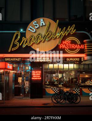 Brooklyn Diner neon segno di notte a Times Square, Manhattan, New York Foto Stock