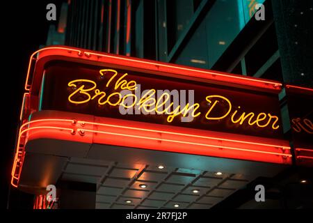 Brooklyn Diner neon segno di notte a Times Square, Manhattan, New York Foto Stock