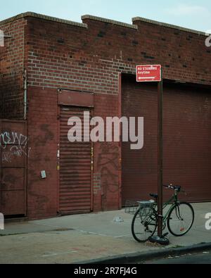 Nessun cartello di fronte ad un vecchio edificio in mattoni, Sunset Park, Brooklyn, New York Foto Stock