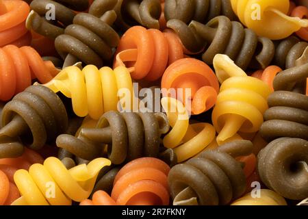 Le trottole tricolore crude chiudono la cornice intera come sfondo Foto Stock