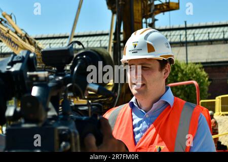 Darlington, Regno Unito. 15 giu 2023. Il sindaco di Tee Valley, ben Houchen, ha parlato oggi con i media mentre sono in corso lavori per trasformare la stazione di Darlington al fine di migliorare i collegamenti di trasporto locali e nazionali della regione. Il governo ha recentemente confermato un impegno di 93m milioni di sterline per la ristrutturazione della stazione. Il regime è inoltre sostenuto da 33m milioni di sterline provenienti dalla Tees Valley Combined Authority. Questo porta l'investimento totale per il progetto a quasi £140m fino ad oggi. Credit: Teesside Snapper/Alamy Live News Foto Stock