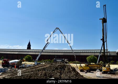 Darlington, Regno Unito. 15 giu 2023. Oggi, sono stati in corso lavori per trasformare Darlington Station per migliorare i collegamenti di trasporto locali e nazionali della regione. Il governo ha recentemente confermato un impegno di 93m milioni di sterline per la ristrutturazione della stazione. Il regime è inoltre sostenuto da 33m milioni di sterline provenienti dalla Tees Valley Combined Authority. Questo porta l'investimento totale per il progetto a quasi £140m fino ad oggi. All'evento hanno partecipato il sindaco di Tee Valley ben Houchen, il leader del Consiglio di Darlington Borough, Cllr Stephen Harker e il leader del progetto Willmott Dixon, Mark Wolverson. Credit: Teesside Snapper/Alamy Live News Foto Stock