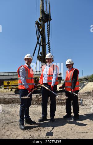 Darlington, Regno Unito. 15 giu 2023. Oggi, sono stati in corso lavori per trasformare Darlington Station per migliorare i collegamenti di trasporto locali e nazionali della regione. Il governo ha recentemente confermato un impegno di 93m milioni di sterline per la ristrutturazione della stazione. Il regime è inoltre sostenuto da 33m milioni di sterline provenienti dalla Tees Valley Combined Authority. Questo porta l'investimento totale per il progetto a quasi £140m fino ad oggi. All'evento hanno partecipato il sindaco di Tee Valley ben Houchen (centro), il leader del Consiglio di Darlington Borough, Cllr Stephen Harker (destra) e il leader del progetto Willmott Dixon, Mark Wolverson (sinistra). Credit: Teesside Snapper/Alamy Live News Foto Stock