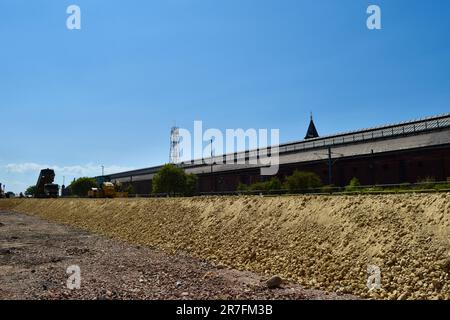 Darlington, Regno Unito. 15 giu 2023. Oggi, sono stati in corso lavori per trasformare Darlington Station per migliorare i collegamenti di trasporto locali e nazionali della regione. Il governo ha recentemente confermato un impegno di 93m milioni di sterline per la ristrutturazione della stazione. Il regime è inoltre sostenuto da 33m milioni di sterline provenienti dalla Tees Valley Combined Authority. Questo porta l'investimento totale per il progetto a quasi £140m fino ad oggi. All'evento hanno partecipato il sindaco di Tee Valley ben Houchen, il leader del Consiglio di Darlington Borough, Cllr Stephen Harker e il leader del progetto Willmott Dixon, Mark Wolverson. Credit: Teesside Snapper/Alamy Live News Foto Stock