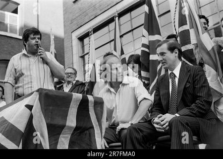 John Tyndall leader del fronte Nazionale, Shoreditch, Londra del sud, Inghilterra circa 1978. Martin Webster, John Tyndall e il futuro membro del parlamento del fronte nazionale in una by-elezione locale. REGNO UNITO 1970S HOMER SYKES Foto Stock