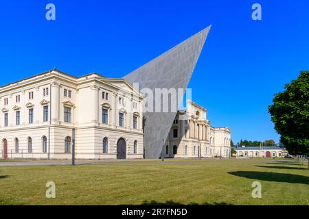 Militärhistorisches Museum der Bundeswehr - Museo militare delle forze armate di Dresda. L'architetto Daniel Libeskind ha aggiunto un cuneo drammatico. Foto Stock