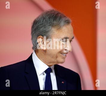 Parigi, Francia. 15th giugno, 2023. Bernard Arnault, Presidente della LVMH, visita la fiera Viva Technology (Vivatech) 2023 a Parigi. Giugno 15, 2023. Foto di Alain Apaydin/ABACAPRESS.COM Credit: Abaca Press/Alamy Live News Foto Stock