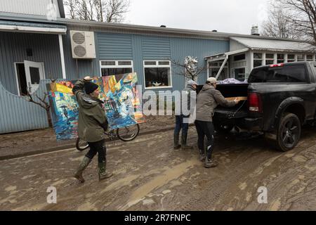 I parenti di Humberto Pinochet, un artista multidisciplinare, stanno rimuovendo le opere d'arte salvabili dal suo studio a Baie St-Paul il 2 maggio 2023. La casa e lo studio di Pinochet sono stati pesantemente colpiti dall'alluvione causata dallo straripamento del fiume Gouffre. Foto Stock