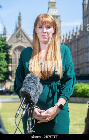 Londra, Inghilterra, Regno Unito. 15th giugno, 2023. Il vice leader del partito laburista ANGELA RAYNER è visto parlare alla stampa a Westminster mentre reagisce alla relazione della commissione per i privilegi sull'ex primo ministro Boris Johnson. (Credit Image: © Tayfun Salci/ZUMA Press Wire) SOLO PER USO EDITORIALE! Non per USO commerciale! Foto Stock