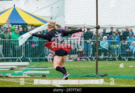 Competizione femminile in heavy ball and chain game event, Highland Games, North Berwick, Scozia, Regno Unito Foto Stock