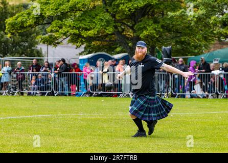 Concorso maschile in heavy ball and chain game event, Highland Games, North Berwick, Scotland, UK Foto Stock