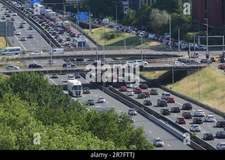 Amsterdam, Paesi Bassi. 15th giugno, 2023. Una vista generale mostra l'autostrada A10, una delle principali strade di accesso con traffico elevato il 15 giugno 2023 ad Amsterdam, Paesi Bassi. Le norme in materia di tassazione dei motori dovrebbero incoraggiare trasporti più puliti e più ecologici, inquinare meno, pagare meno. Una relazione di esperti commissionata dal governo olandese raccomanda di fissare le regole, i membri del Parlamento olandese avranno la possibilità di discuterne il prossimo 28th giugno all'Aia. (Foto di Paulo Amorim/Sipa USA) Credit: Sipa USA/Alamy Live News Foto Stock