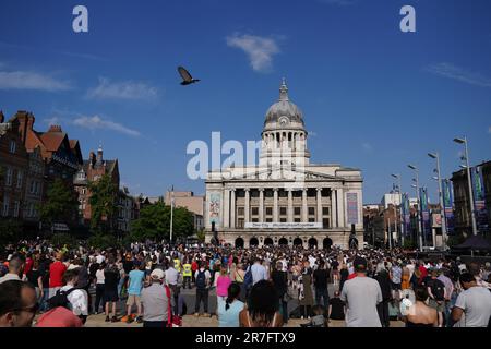 I membri del pubblico prendono parte a una veglia nella Old Market Square, Nottingham, dopo che gli studenti di 19 anni Barnaby Webber e Grace o'Malley-Kumar, e il custode della scuola Ian Coates, 65 anni, sono stati pugnalati a morte il martedì mattina, prima che l'attaccante tentasse di correre più di tre persone a Nottingham. Data immagine: Giovedì 15 giugno 2023. Foto Stock