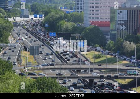 Amsterdam, Paesi Bassi. 15th giugno, 2023. Una vista generale mostra l'autostrada A10, una delle principali strade di accesso con traffico elevato il 15 giugno 2023 ad Amsterdam, Paesi Bassi. Le norme in materia di tassazione dei motori dovrebbero incoraggiare trasporti più puliti e più ecologici, inquinare meno, pagare meno. Una relazione di esperti commissionata dal governo olandese raccomanda di fissare le regole, i membri del Parlamento olandese avranno la possibilità di discuterne il prossimo 28th giugno all'Aia. (Foto di Paulo Amorim/Sipa USA) Credit: Sipa USA/Alamy Live News Foto Stock