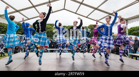 Le ragazze che gareggiano in un evento di danza altopiano indossano tradizionali kilt di abiti scozzesi, Highland Games, North Berwick, Scotland, UK Foto Stock