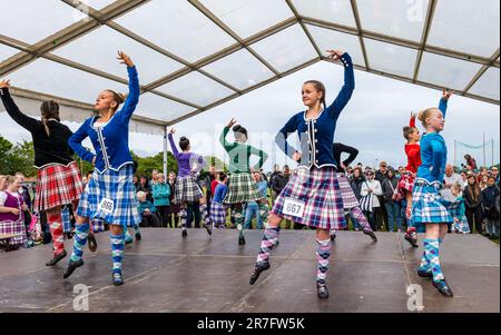 Le ragazze che gareggiano in un evento di danza altopiano indossano tradizionali kilt di abiti scozzesi, Highland Games, North Berwick, Scotland, UK Foto Stock