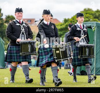 Pipe band che marciò e suonò presso Highland Games, North Berwick, Scozia, Regno Unito Foto Stock