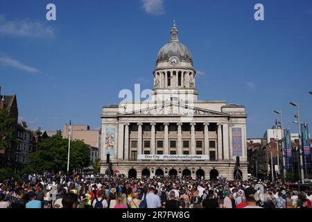 I membri del pubblico prendono parte a una veglia nella Old Market Square, Nottingham, dopo che gli studenti di 19 anni Barnaby Webber e Grace o'Malley-Kumar, e il custode della scuola Ian Coates, 65 anni, sono stati pugnalati a morte il martedì mattina, prima che l'attaccante tentasse di correre più di tre persone a Nottingham. Data immagine: Giovedì 15 giugno 2023. Foto Stock