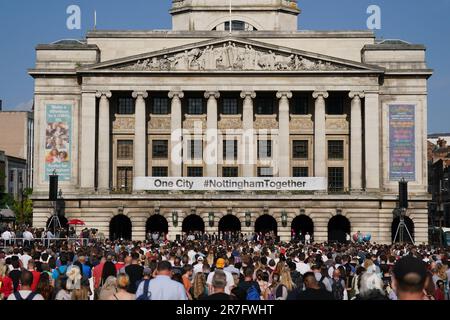 I membri del pubblico prendono parte a una veglia nella Old Market Square, Nottingham, dopo che gli studenti di 19 anni Barnaby Webber e Grace o'Malley-Kumar, e il custode della scuola Ian Coates, 65 anni, sono stati pugnalati a morte il martedì mattina, prima che l'attaccante tentasse di correre più di tre persone a Nottingham. Data immagine: Giovedì 15 giugno 2023. Foto Stock