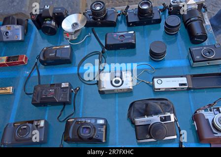 Una selezione di cineprese d'epoca in vendita al mercato dell'abbigliamento vintage e retrò di Pugliano, a Ercolano, Napoli Foto Stock