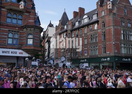 I membri del pubblico osservano un minuto di silenzio durante una veglia in Old Market Square, Nottingham, dopo che gli studenti di 19 anni Barnaby Webber e Grace o'Malley-Kumar, e il custode della scuola Ian Coates, 65 anni, sono stati picchiati a morte il martedì mattina, prima che l'attaccante tentasse di scacciare più di tre persone a Nottingham. Data immagine: Giovedì 15 giugno 2023. Foto Stock