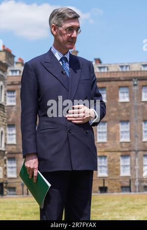 Londra Regno Unito. 15 giugno 2023 . Jacob Rees Mogg detiene una copia della relazione finale della commissione per i privilegi della Camera dei Comuni sulla condotta dell'ex primo ministro Boris Johnson mentre è intervistato sul verde del college. Il rapporto ha rilevato che l'ex primo ministro Boris Johnson aveva deliberatamente fuorviato il parlamento riguardo al paracadute durante il blocco. Credit: amer Ghazzal/Alamy Live News Foto Stock