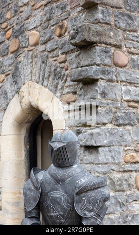 cavaliere storico in armatura, tuta di cardiff castello di armatura, guardia, sentore, porta ad arco, armatura medievale, vestito medievale di armatura da battaglia Foto Stock