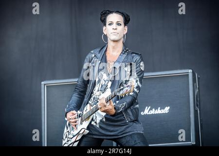 Solvesborg, Svezia. 07th, giugno 2023. La band svedese Deathstars si esibisce in un concerto dal vivo durante il festival di musica svedese Swedish Rock Festival 2023 a Solvesborg. Qui il chitarrista Cat Casino è visto dal vivo sul palco. (Photo credit: Gonzales Photo - Terje Dokken). Foto Stock