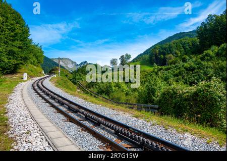 Vista sui treni e le ferrovie di Schafberg. SCHAFBERGBAHN treno a cremagliera che parte da St. Wolfgang su Schafberg, Austria. Foto Stock