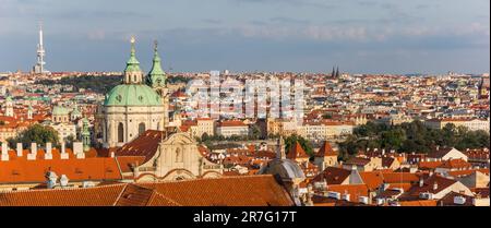 Vista panoramica sulla chiesa di Nicholas nella storica città di Praga, Repubblica Ceca Foto Stock