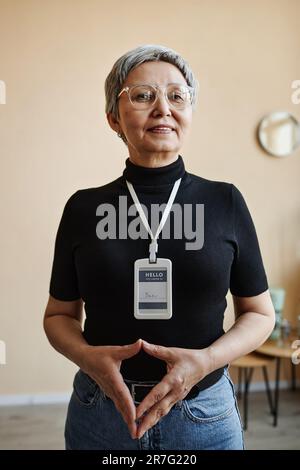 Vita in su ritratto di moderna donna anziana asiatica presentazione nel gruppo di sostegno Foto Stock