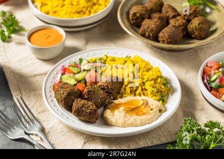 Piatto di Falafel mediterraneo fatto in casa con riso e Hummus Foto Stock